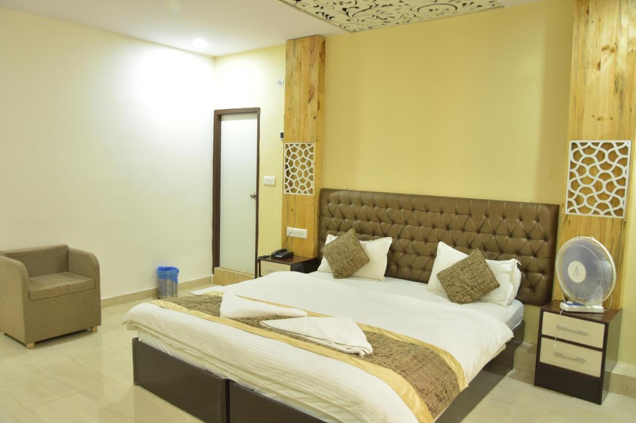 Hotel Sarweshwary Váránaszi Kültér fotó
