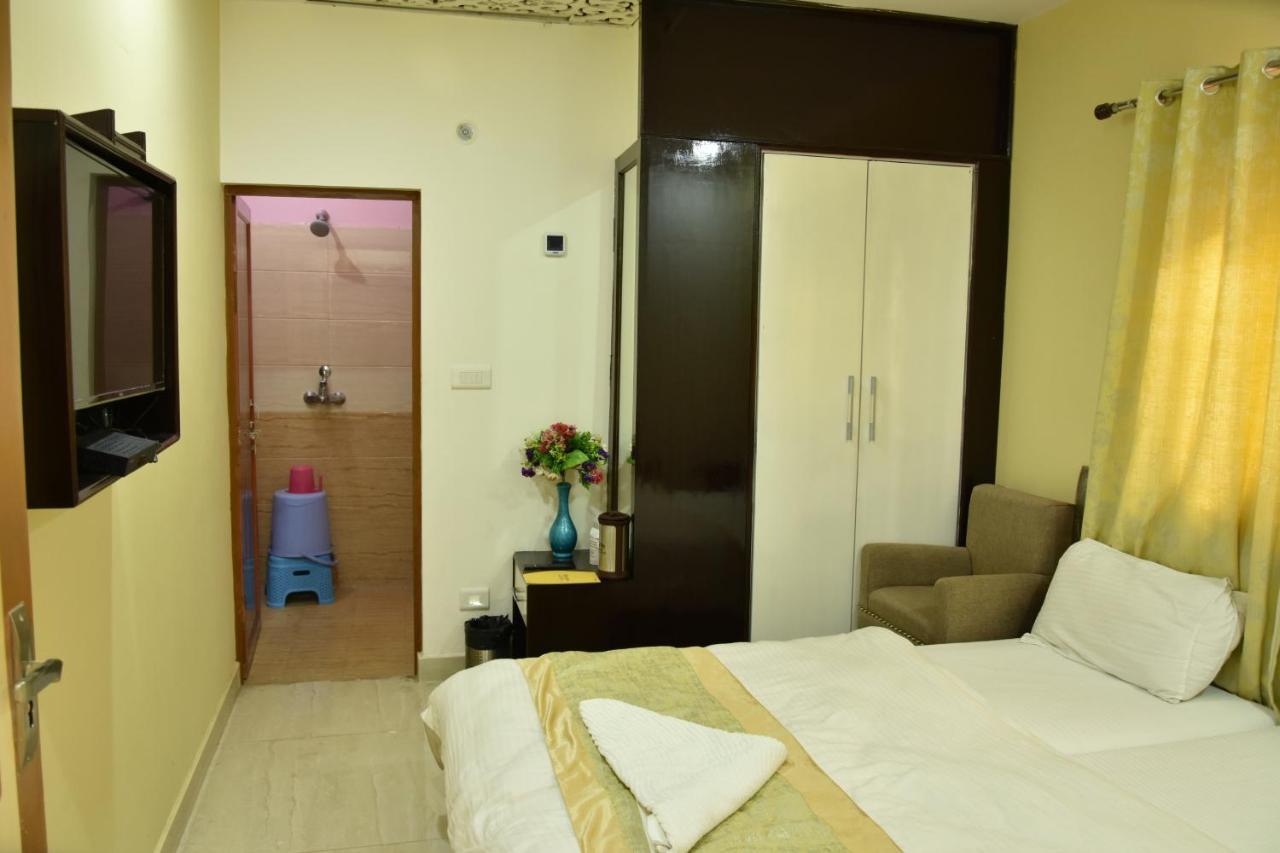 Hotel Sarweshwary Váránaszi Kültér fotó