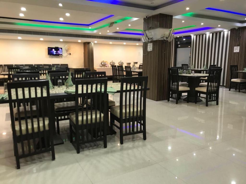 Hotel Sarweshwary Váránaszi Kültér fotó