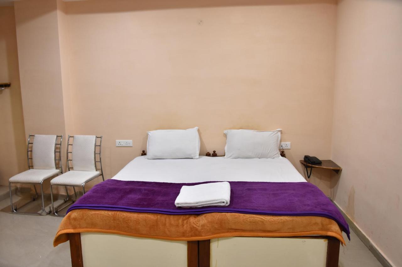 Hotel Sarweshwary Váránaszi Kültér fotó