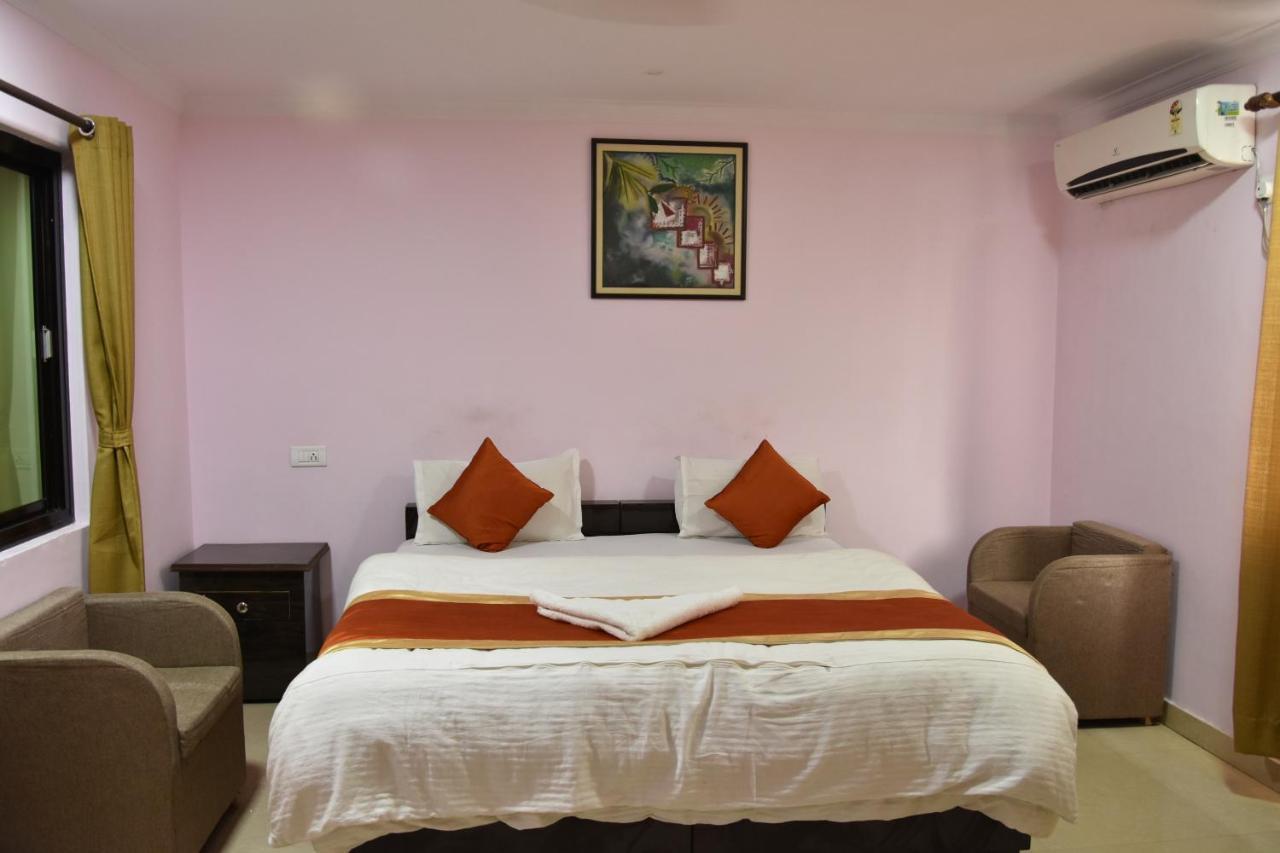 Hotel Sarweshwary Váránaszi Kültér fotó