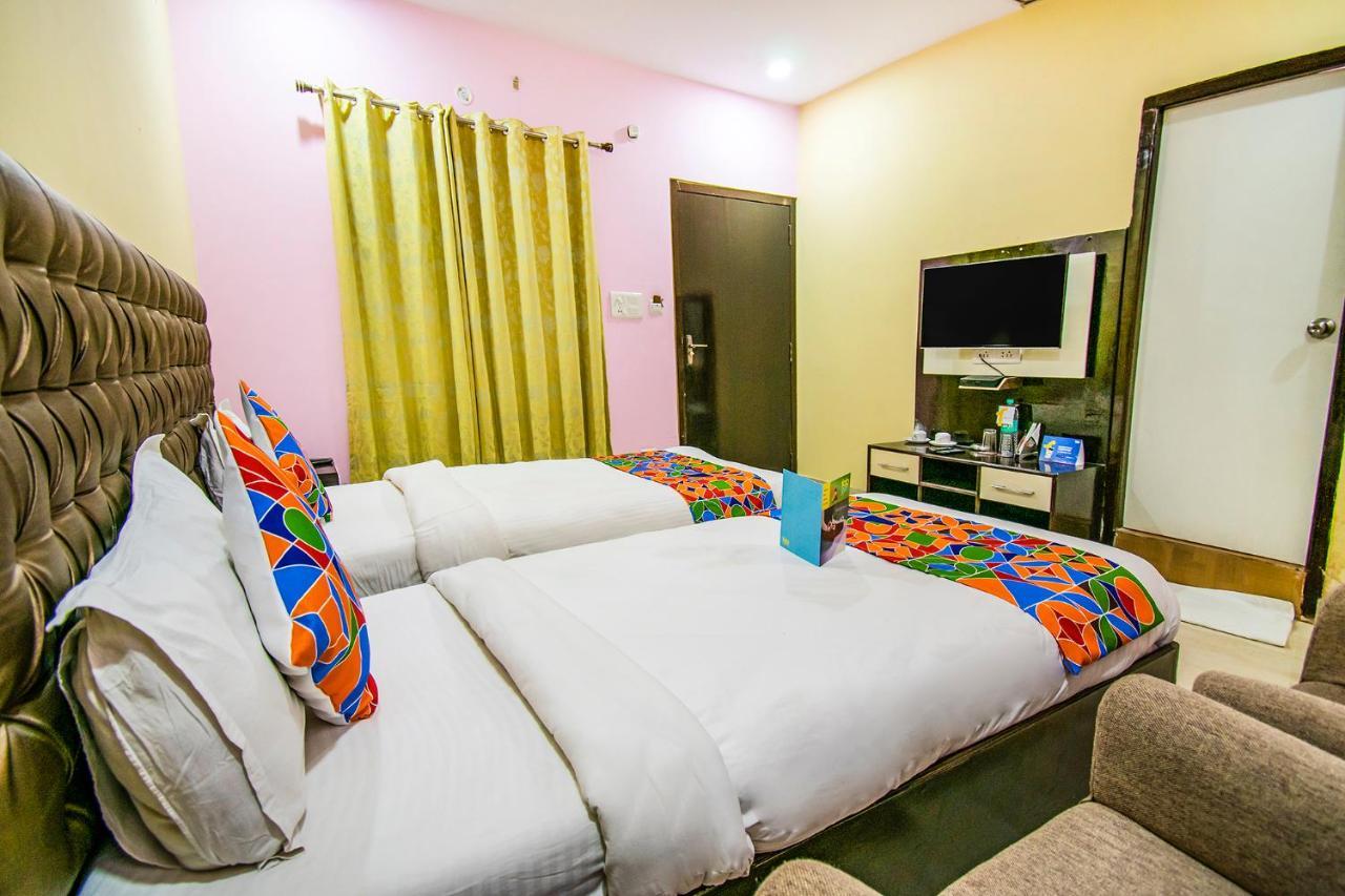 Hotel Sarweshwary Váránaszi Kültér fotó