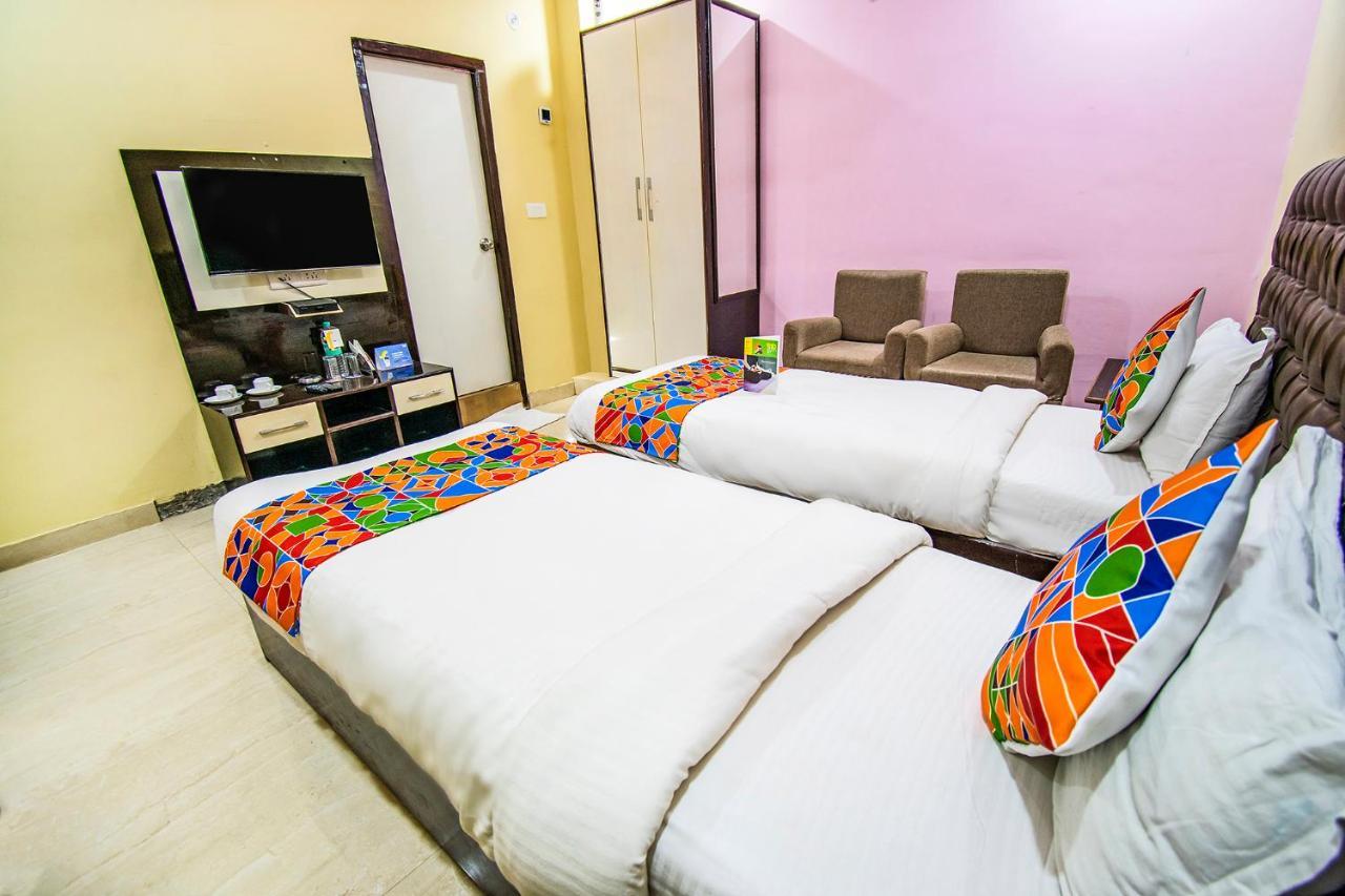 Hotel Sarweshwary Váránaszi Kültér fotó